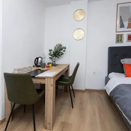 11 Steps' Lovely In The Center * טיראנה