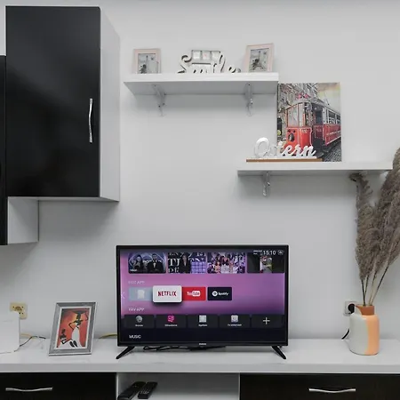 11 Steps' Lovely In The Center Τίρανα